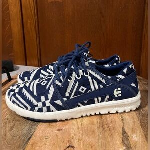 Etnies Navy and White Geometric Sneakers